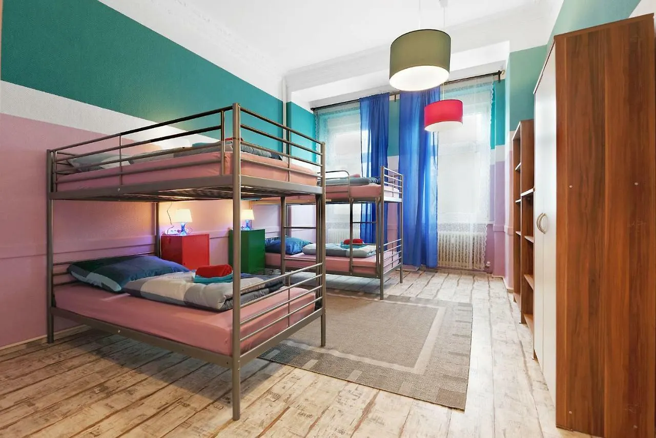 8 People Vacation Apartment Family & Friends Berlin Almanya